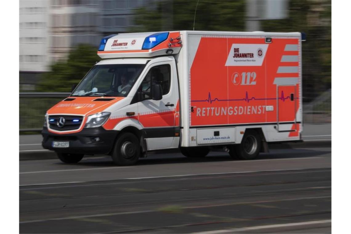 Junge Frau von S-Bahn erfasst und verletzt Mit eingeschaltetem Blaulicht ist ein Rettungswagen im Einsatz. Foto: Boris Roessler/dpa/Archivbild