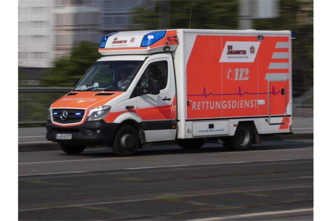Zwei Unfälle mit drei Verletzten im Enzkreis Mit eingeschaltetem Blaulicht ist ein Rettungswagen im Einsatz. Foto: Boris Roessler/dpa/Archivbild