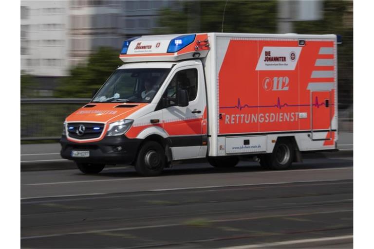 Mit eingeschaltetem Blaulicht ist ein Rettungswagen im Einsatz. Foto: Boris Roessler/dpa/Archivbild