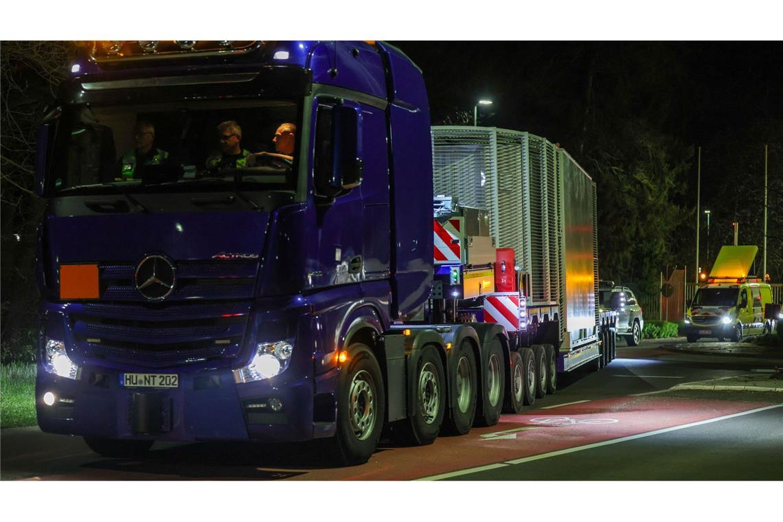 Mit etwa 100 Fahrzeugen hat sich der Konvoi in Bewegung gesetzt.