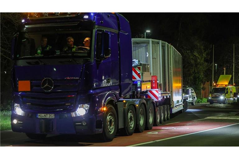 Mit etwa 100 Fahrzeugen hat sich der Konvoi in Bewegung gesetzt.