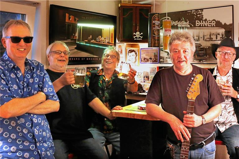 Mit etwas Bier zeigen sich die Bandmitglieder gut gelaunt: Joachim Vogel, Wolfgang Dising, Rainer Bernhardt, Udo Hauenstein und Winnie Schniepp (von links). Foto: privat