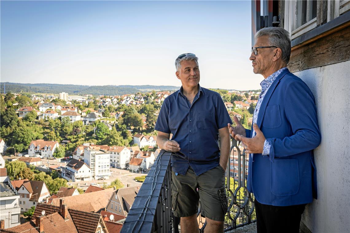 Metzger und Veganer im Interview Mit etwas Höhenangst wagen sich sowohl Andreas Holz (links) als auch Werner Häfele auf den Stadtturmbalkon. Wenn man in die Weite schaue, gehe es, findet Häfele. Fotos: Alexander Becher