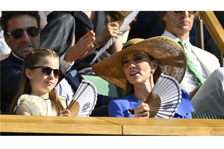 Mit Fächern, Sonnenbrille und Strohhut: Prinzessin Charlotte und Prinzessin Kate in der „Royal Box“ von Wimbledon.