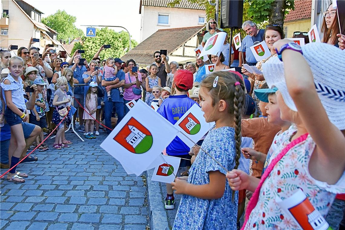 Endlich wieder Feierlaune in Kirchberg Mit Fähnchen in der Hand, auf denen das Kirchberger Wappen abgebildet war, sangen die Kinder aus voller Kehle zur Eröffnung des Bürgerfests. Fotos: Tobias Sellmaier