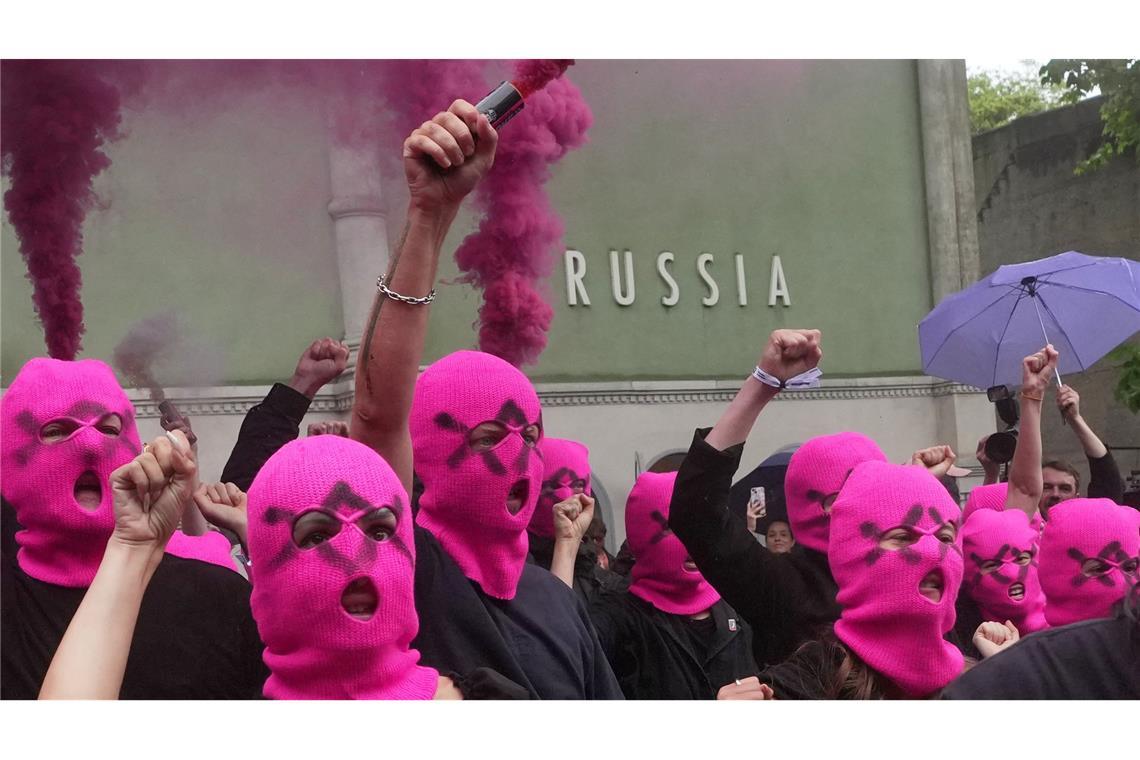 Mit farbigen Rauchbomben protestierte das russische Künstlerkollektiv Pussy Riot vor dem russischen Pavillon in Venedig.