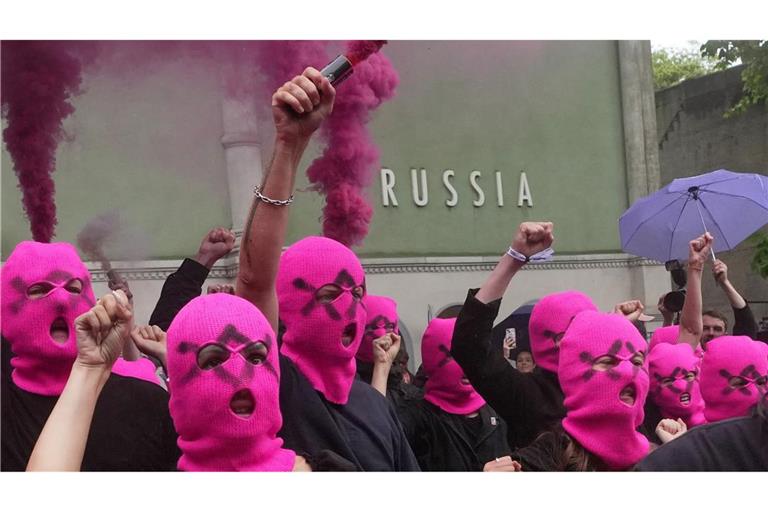 Mit farbigen Rauchbomben protestierte das russische Künstlerkollektiv Pussy Riot vor dem russischen Pavillon in Venedig.