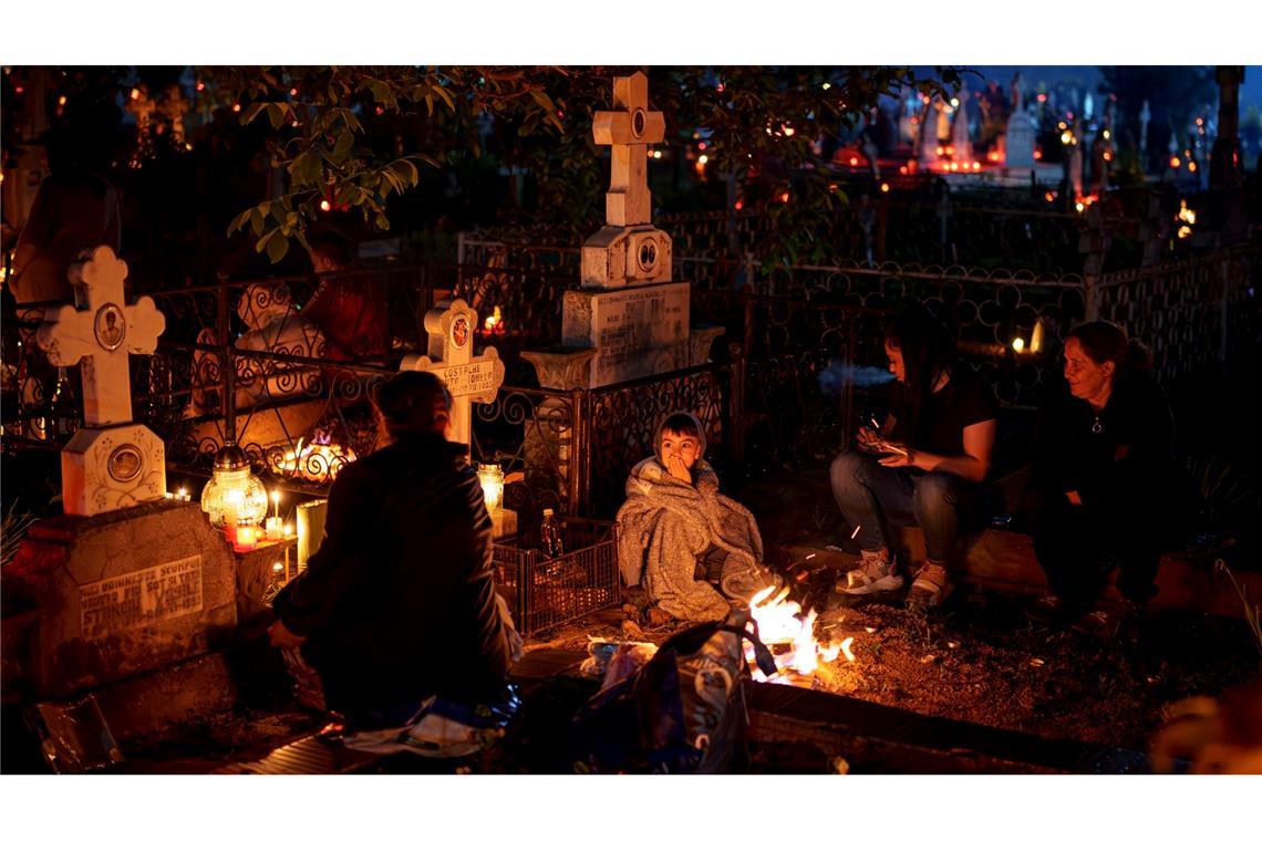 Mit Feuern und Essen haben sich auf diesem Friedhof nahe Bukarest viele Gläubige versammelt, um ihrer Angehörigen zu gedenken. Die Rumänisch-Orthodoxe Kirche hat nach der russischen zahlenmäßig die zweitgrößte orthodoxe Glaubensgemeinschaft der Welt.