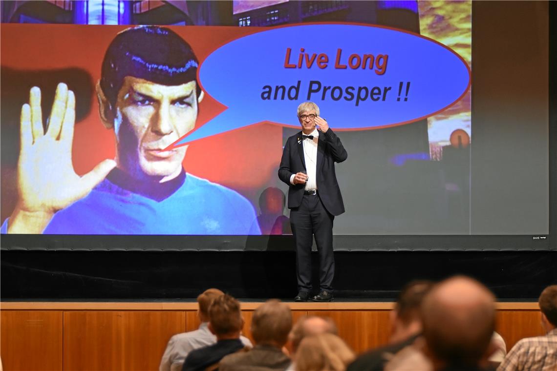 Mit Filmausschnitten aus der Originalserie zeigt Professor Metin Tolan auf, wie Star Trek in der Wissenschaft verankert ist. Foto: T. Sellmaier