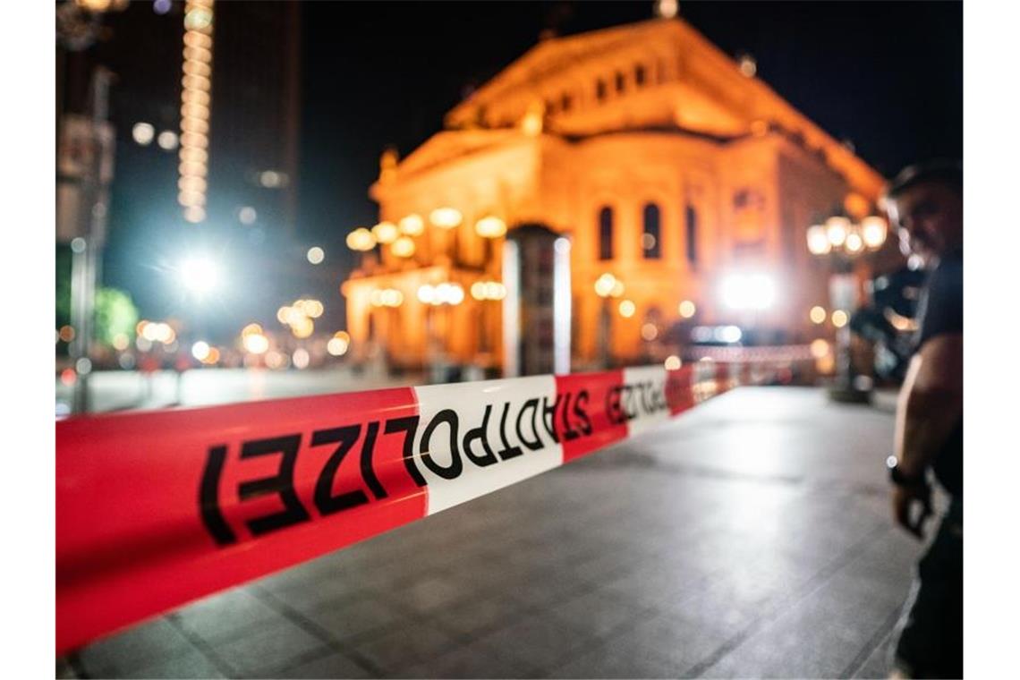 Mit Flatterband abgesperrt und menschenleer ist der Platz vor der Alten Oper. Foto: Frank Rumpenhorst/dpa