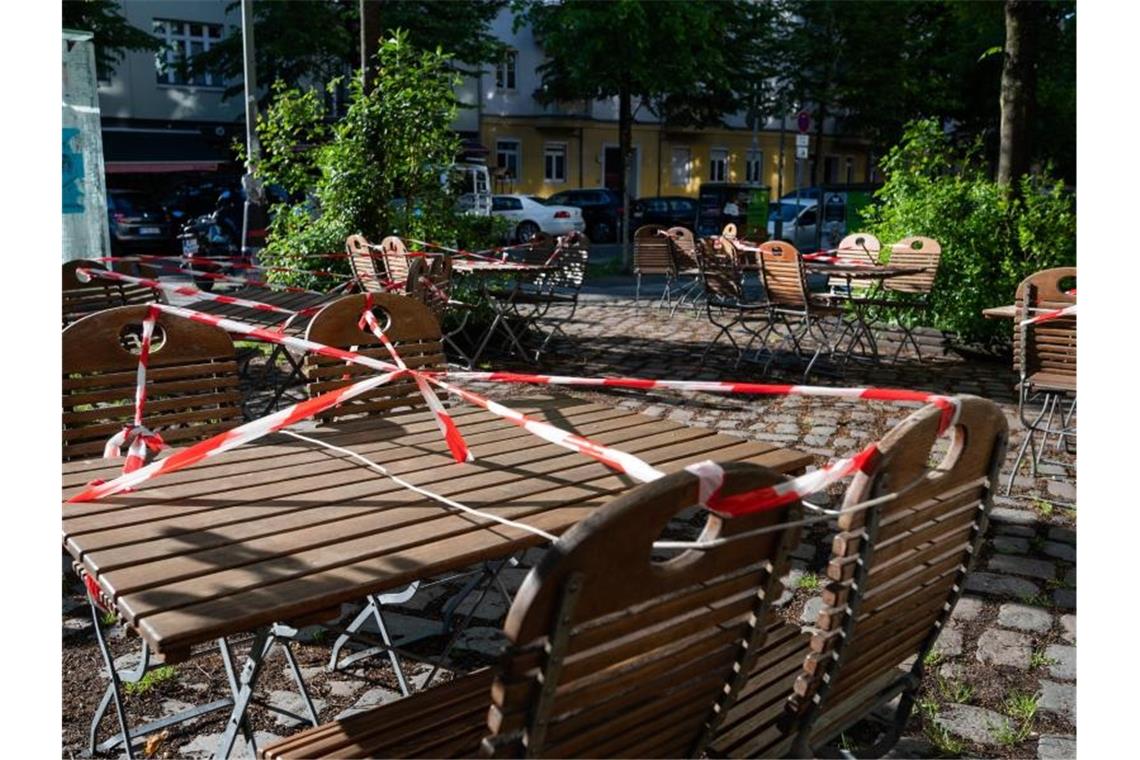 Mit Flatterband abgesperrte Tische in Berlin. Restaurants, Außengastronomie, Cafés, Gaststuben und Kneipen sollen ab 18. Mai unter Auflagen wieder öffnen dürfen. Foto: Christophe Gateau/dpa