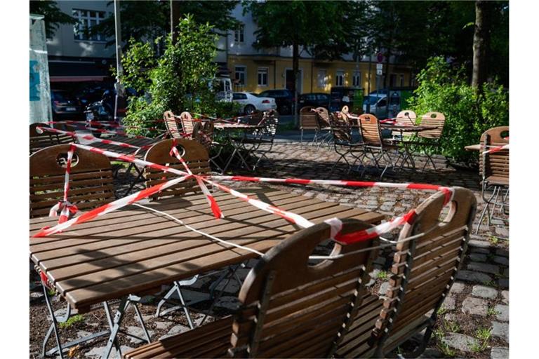 Mit Flatterband abgesperrte Tische in Berlin. Restaurants, Außengastronomie, Cafés, Gaststuben und Kneipen sollen ab 18. Mai unter Auflagen wieder öffnen dürfen. Foto: Christophe Gateau/dpa
