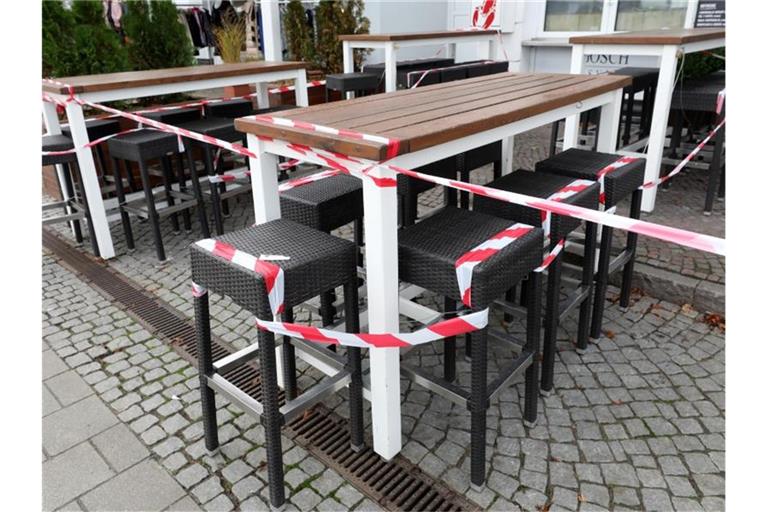 Mit Flatterband bleiben auch zukünftig die gastronomischen Angebote des Landes abgesperrt. Foto: Bernd Wüstneck/dpa-Zentralbild/dpa