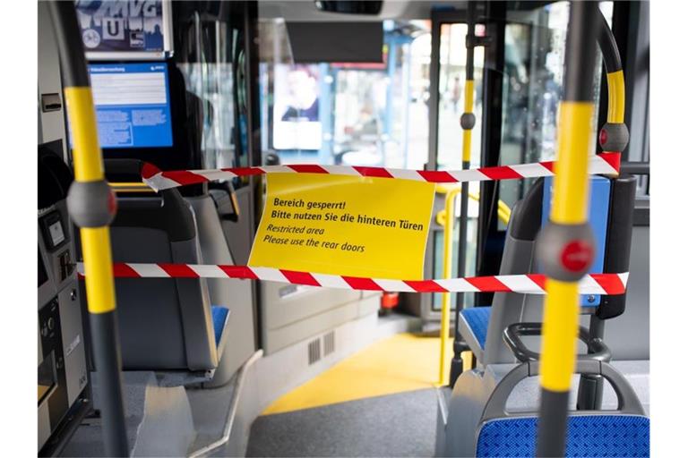 Mit Flatterband und einem Schild ist der Fahrerbereich von einem Bus der Münchner Verkehrsgesellschaft (MVG) abgesperrt. Foto: Sven Hoppe/dpa