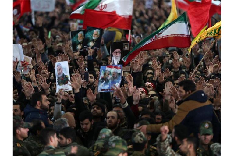 Mit Fotos und Fahnen drücken Demonstranten ihre Trauer um die getöteten Militärfunktionäre aus. Foto: -/Office of the Iranian Supreme Leader/dpa
