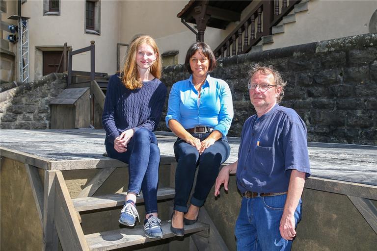 Mit Freilichtspielen haben sie schon gute Erfahrungen gemacht: Juliane Putzmann, Jasmin Meindl und Christian Muggenthaler (von links). 2017 an der Bühne im Backnanger Freithof, wo sie die „Judith von Backnang“-Aufführungen realisierten. Archivfoto: A. Becher