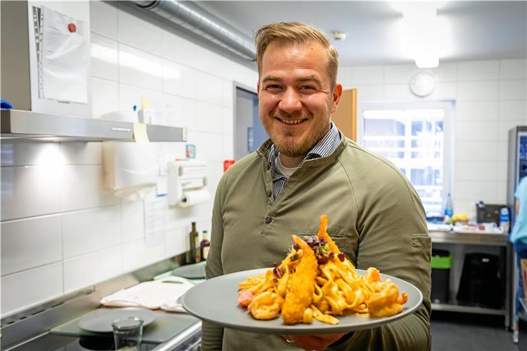 Mit Freude und vollem Einsatz erfüllt Jonas Kachel den Hospizgästen die Wünsche nach deren Lieblingsessen. Foto: Alexander Becher
