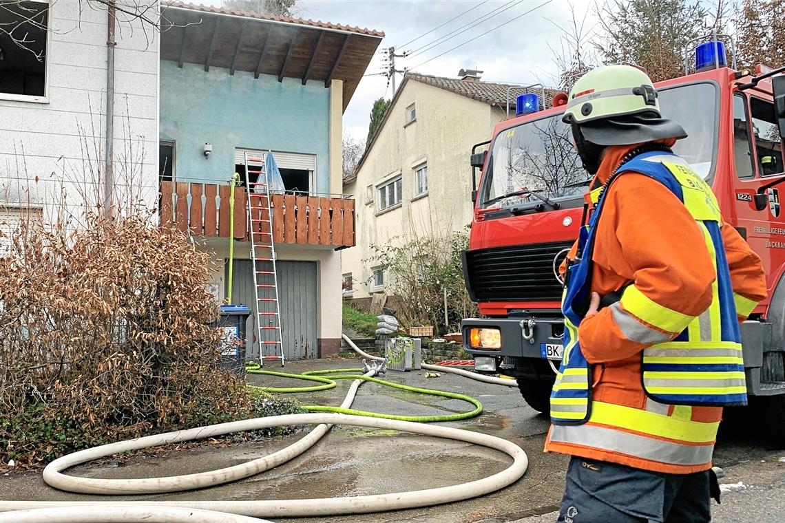 Frau bei Wohnungsbrand in der Backnanger Ginsterhalde leicht verletzt Mit fünf Fahrzeugen und 32 Einsatzkräften war die Backnanger Feuerwehr vor Ort. Foto: Alexander Becher