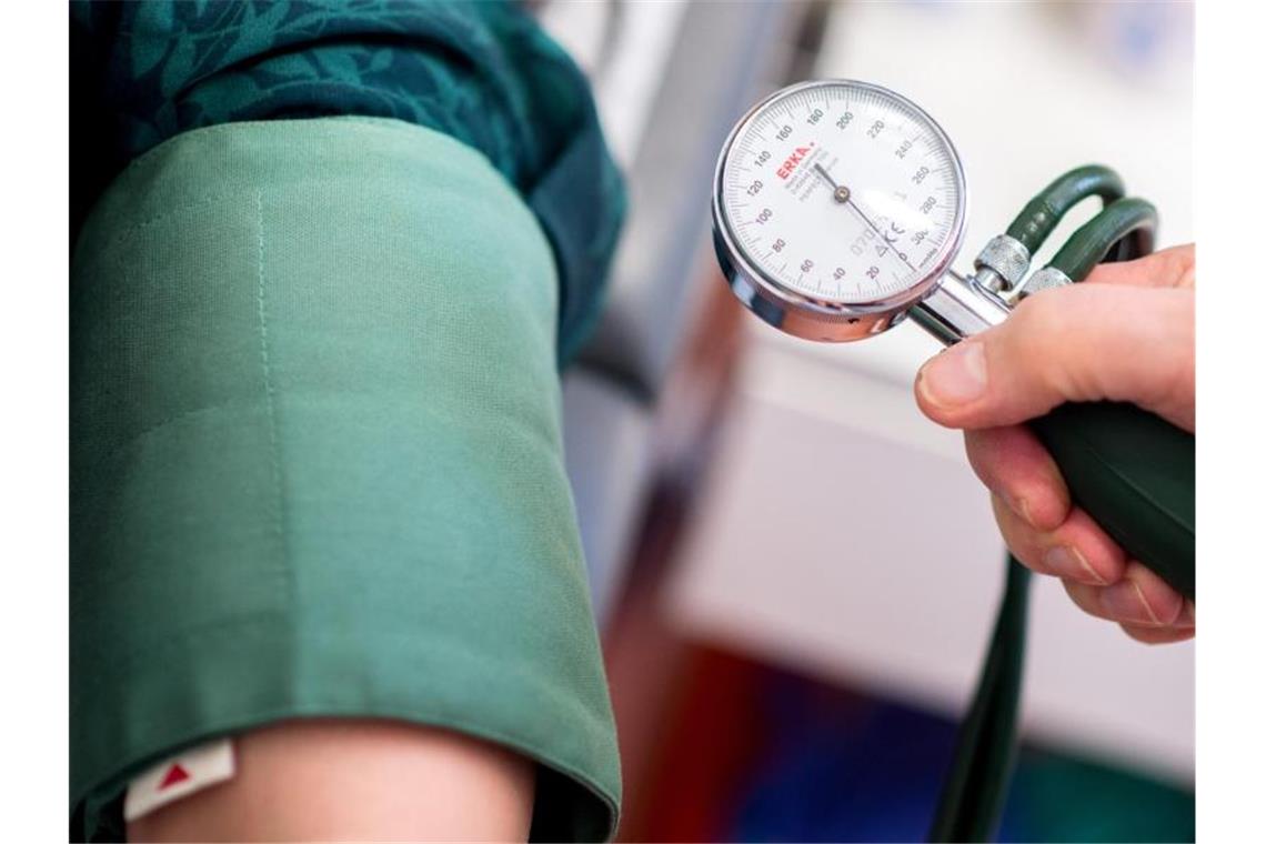 Prozess gegen verurteilten Hochstapler: „Bin trotzdem Arzt“ Mit gefälschter Zulassung soll ein 37-Jähriger gleich mehrfach in Kliniken und Praxen als Arzt gearbeitet haben. Foto: Hauke-Christian Dittrich