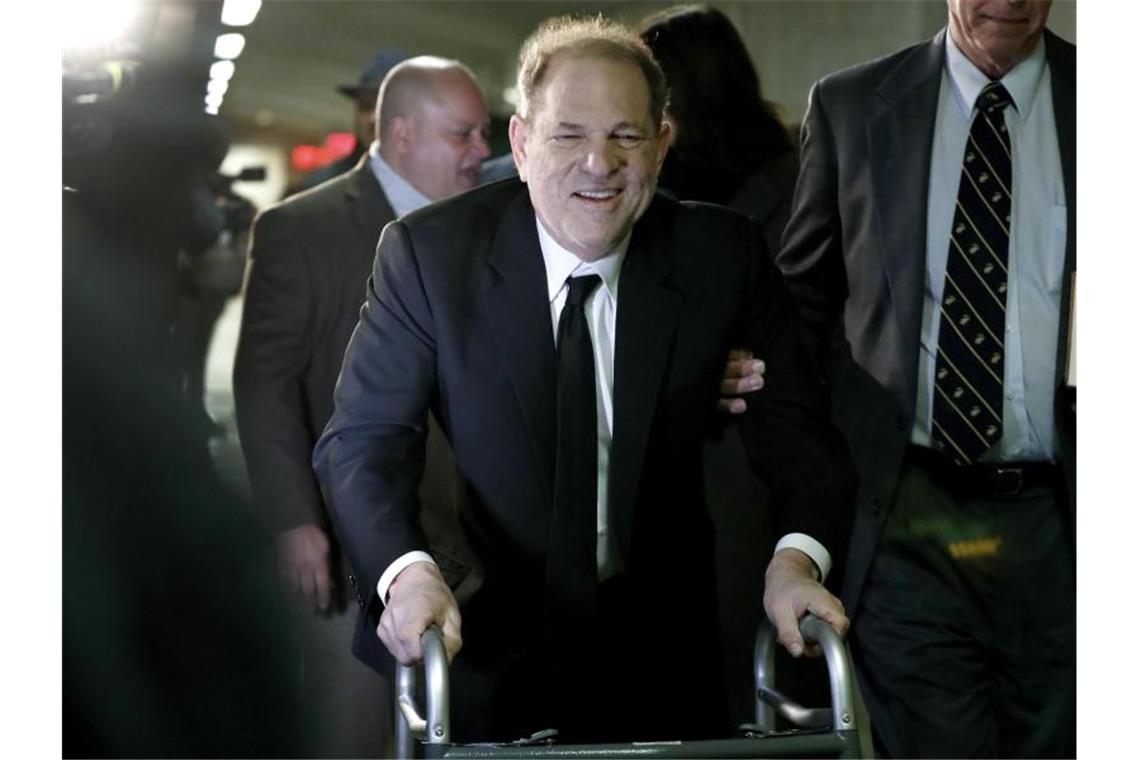 Mit Gehhilfe: Harvey Weinstein kommt am Obersten Gericht des Bundesstaates New York in Manhattan an. Foto: Richard Drew/AP/dpa