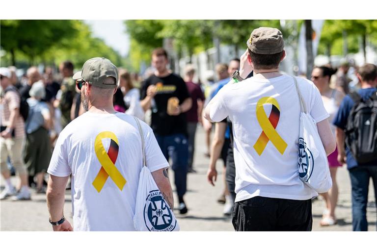 Mit gelber Schleife auf dem Veteranentag. Das Symbol erinnert an die Gefallenen und Verwundeten der Einsätze.