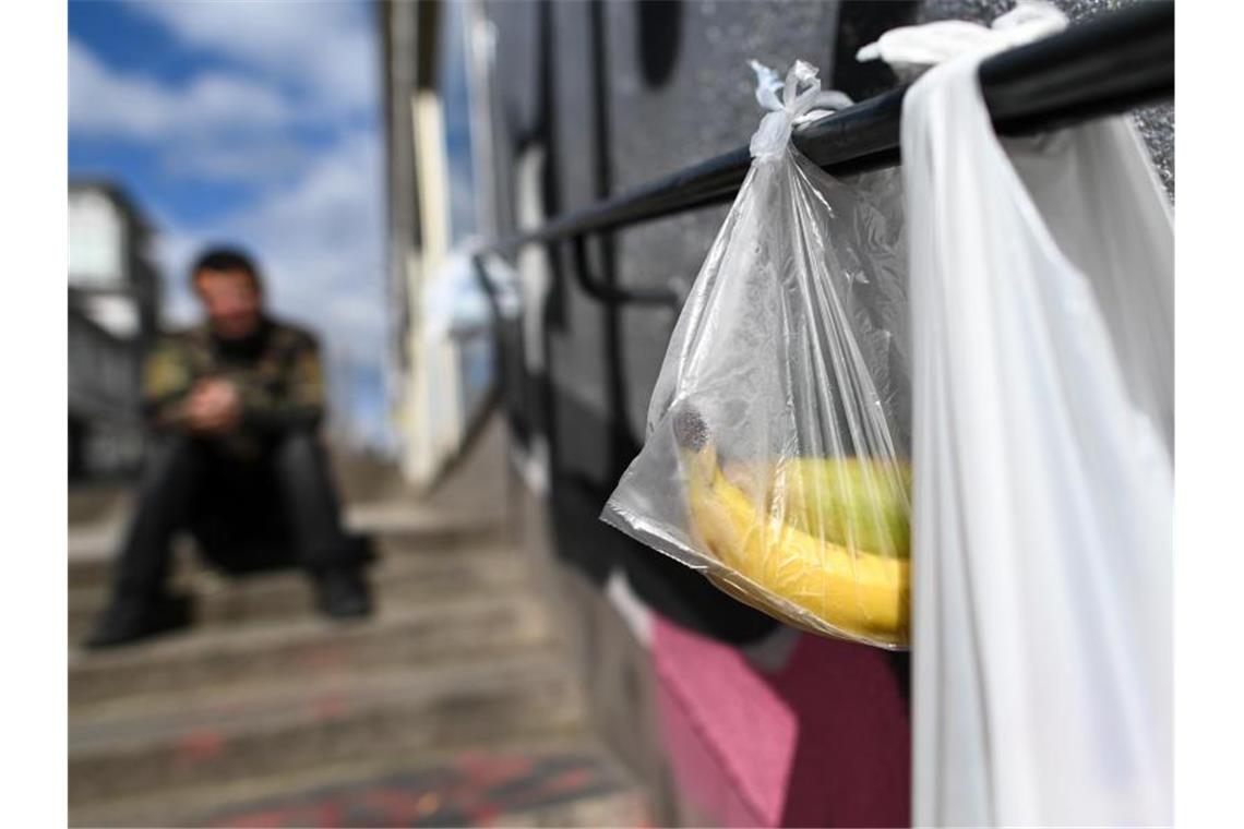 Regionale Unterschiede bei Armutsrisiko für Arbeitslose Mit gespendeten Lebensmitteln gefüllte Tüten hängen an einem „Gabengeländer“ in Kassel. Foto: Uwe Zucchi/dpa
