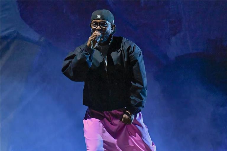 Mit gleich 10 Nominierungen hat Rapper Kendrick Lamar im Rennen um die American Music Awards 2025 die Nase vorn.