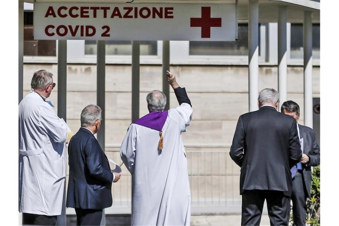Mit Gottes Segen: Ein Priester segnet den Eingang zum „Columbus Covid 2 Hospital“, einem neuen Krankenhaus in Rom. Foto: Cecilia Fabiano/AP/dpa