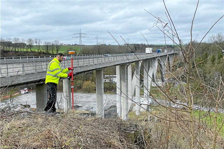 Mit GPS-Gerät und Feldrechner: Vermessungstechniker des Flurneuordnungsamtes bei der zentimetergenauen Koordinierung.Foto: Landratsamt