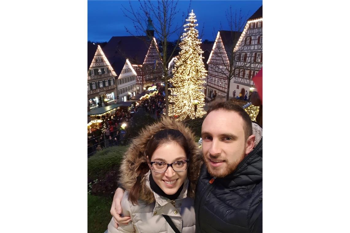 „Deutschland ist meine neue Heimat“ Mit Greta Oliviero hat Ahmad Rami Salman auch privat sein Glück gefunden. Die Italienerin und der Syrer genießen die Stimmung auf dem typisch deutschen Weihnachtsmarkt in Backnang. Foto: privat