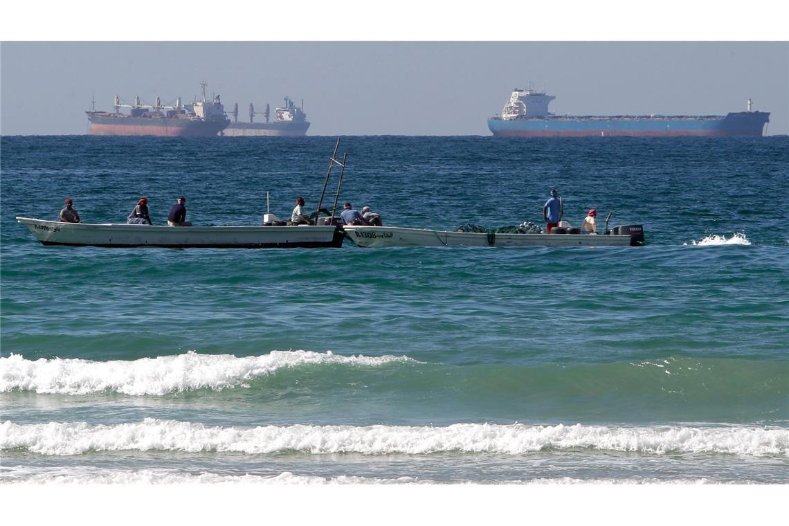 Mit großen Tankern wird der Rohstoff ans Ziel gebracht.