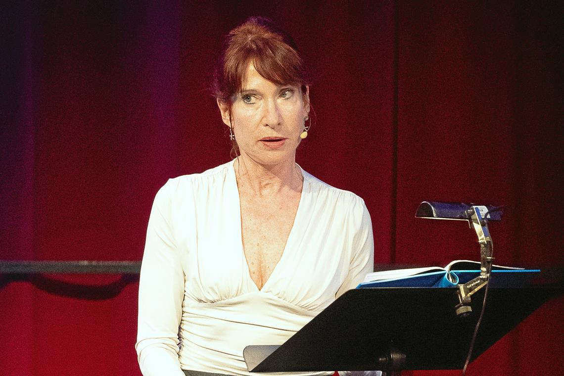 Mit großer Ausdruckskraft führt die Theaterschauspielerin Dorothea Baltzer durch die Literatur über das Meer. Foto: Alexander Becher