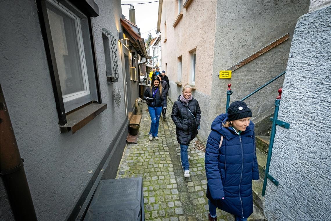 Mit guter Laune laufen ein paar der Teilnehmer zum Auftakt der Schritte-Challenge durch Backnang. Foto: Alexander Becher