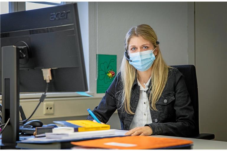 Mit Headset und Maske macht Madelaine Fischer sich an die Kontaktnachverfolgung. Im Rathaus herrscht generelle Maskenpflicht. Foto: A. Becher