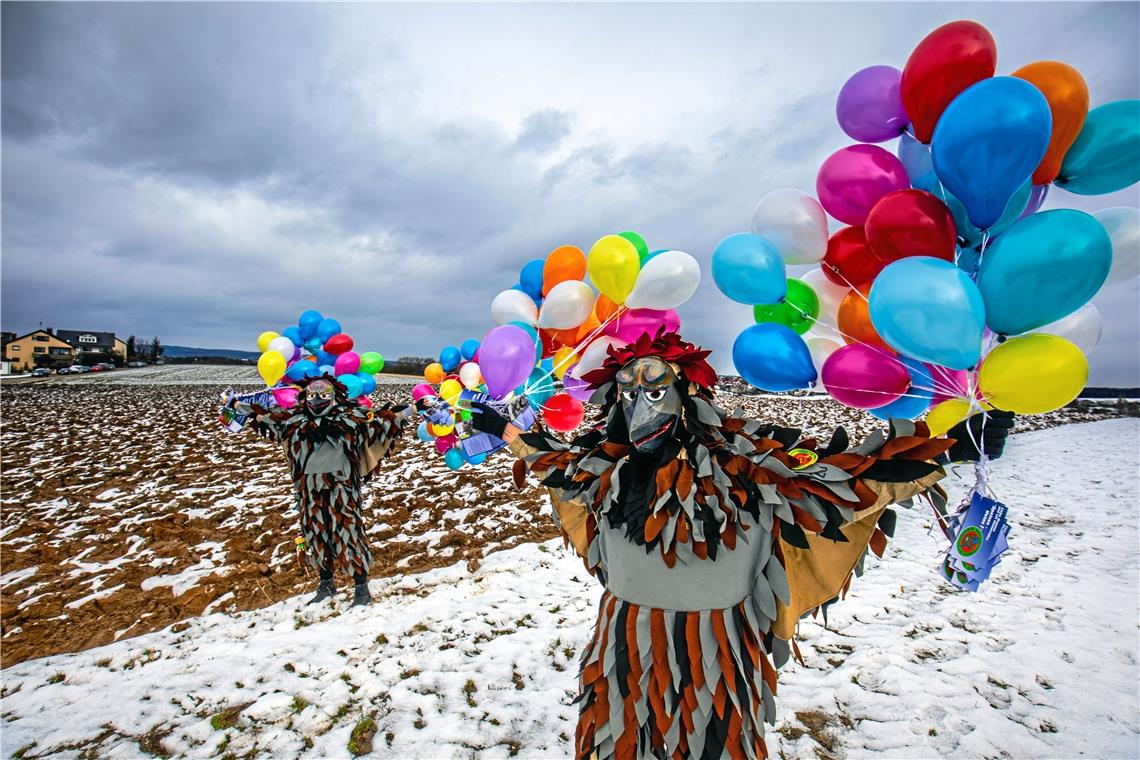 Luftige Grüße und Fasnet in der Tüte Mit heliumgefüllten Luftballons haben die Narren des Faschingsvereins Burgstetten am Sonntag Grüße in die Region ausgesandt. Foto: A. Becher