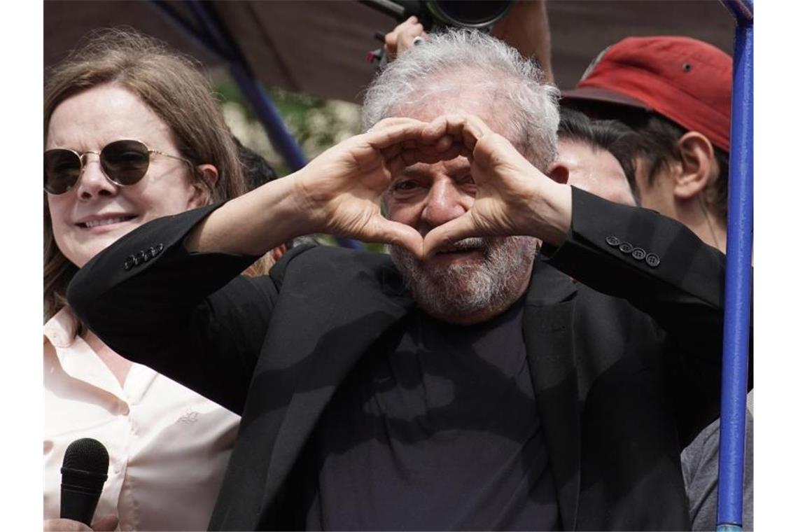 Mit Herz: Brasiliens Ex-Präsident Lula bei einer Kundgebung - einen Tag nach seiner Entlassung aus dem Gefängnis. Foto: Leo Correa/AP/dpa