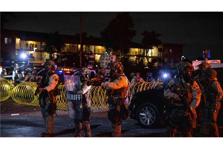 Mit Hilfe der Nationalgarde will US-Präsident Trump auf die Lage in Los Angeles reagieren - die Soldaten und Soldatinnen dürften schon zeitnah ihren Einsatz beginnen.