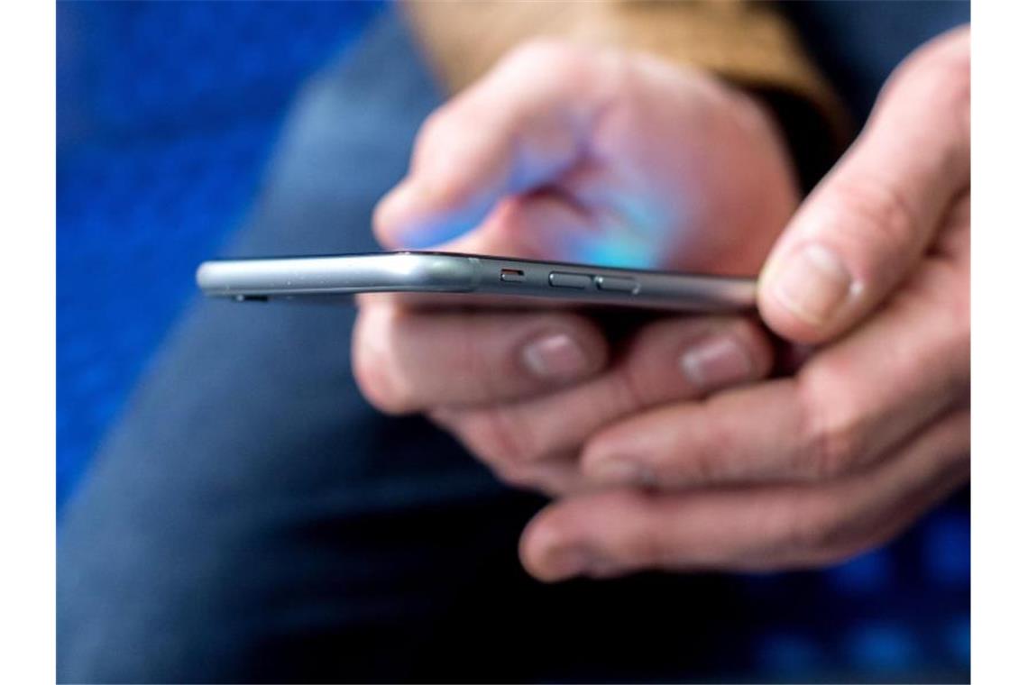 Corona-App nun doch mit dezentraler Speicherung Mit Hilfe einer Corona-Warn-App soll die Ausbreitung des Virus eingedämmt werden. Foto: Hauke-Christian Dittrich/dpa