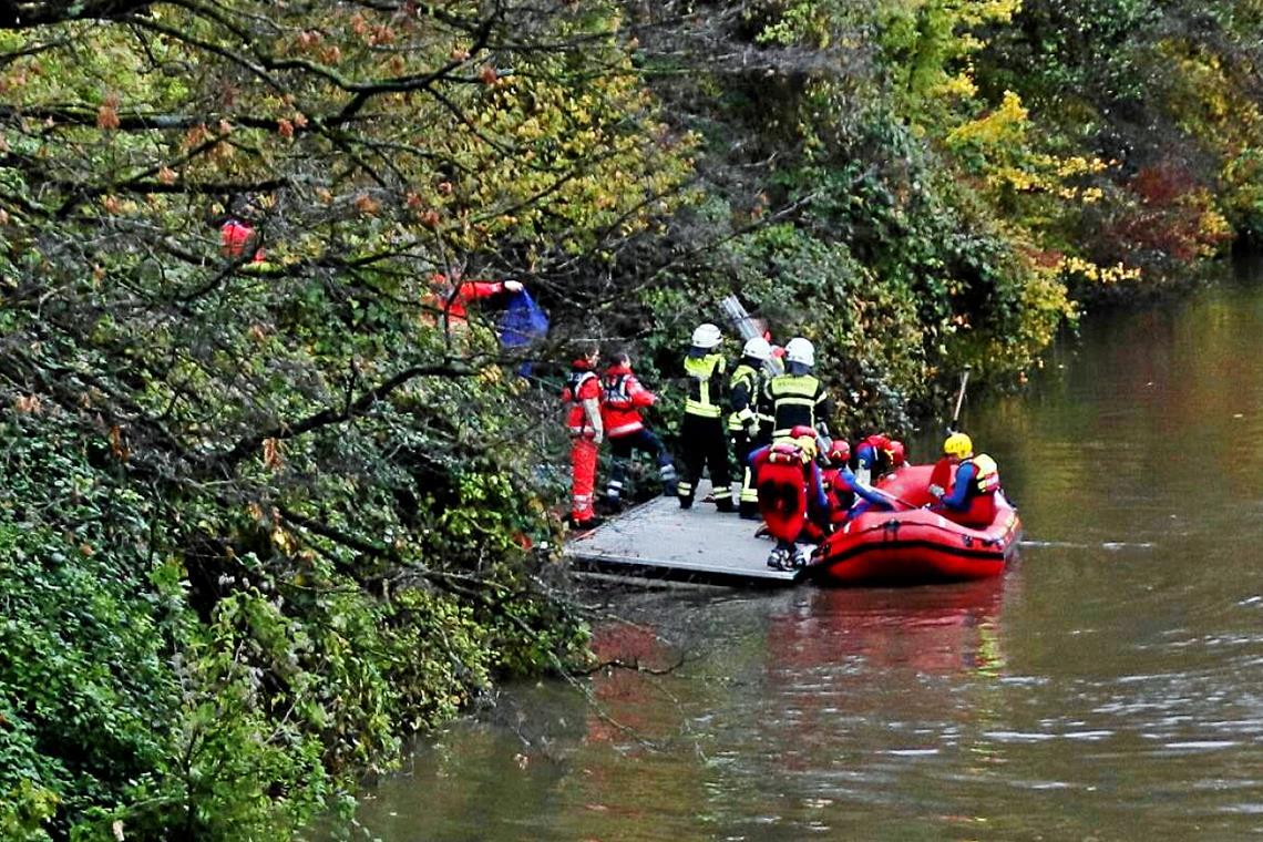 Lebloser Körper treibt in der Rems Mit Hilfe eines Schlauchboots wird die Leiche geborgen. #Foto: 7 aktuell/Kevin Lermer