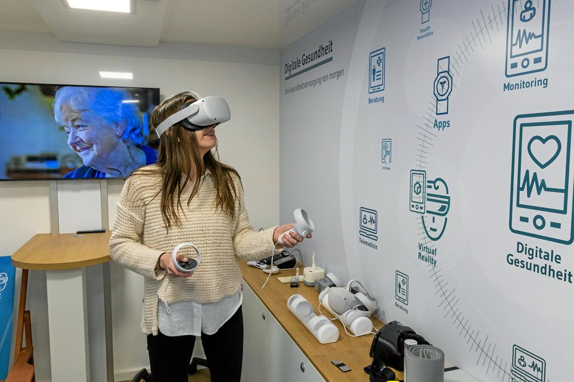 Telemedizin und Apps: Gesund mit digitalen Hilfsmitteln Mit Hilfe von VR-Brillen können unter anderem Behandlungen von Phobien unterstützt werden. Foto: Alexander Becher