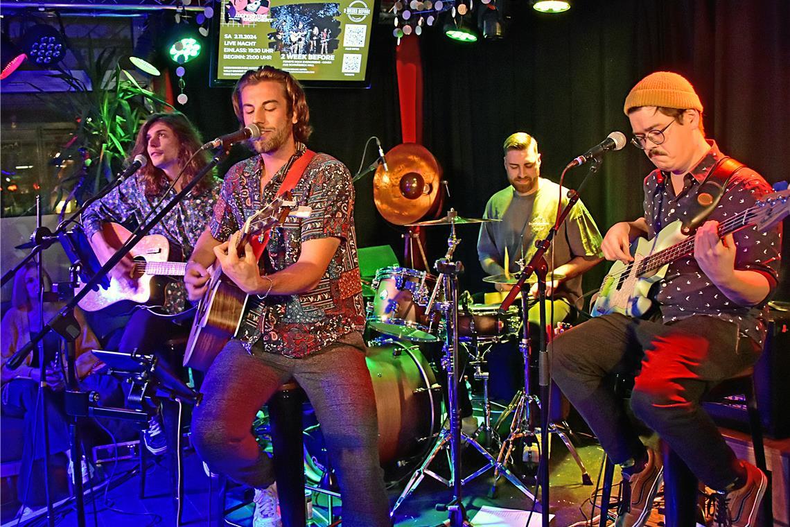 Livenacht in Backnang: Feiern bis in den frühen Morgen Mit Hits aus den letzten 60 Jahren ging es mit der Band 2 Weeks Before in der Musikbar Wohnzimmer für das Publikum auf eine musikalische Zeitreise. Fotos: Tobias Sellmaier