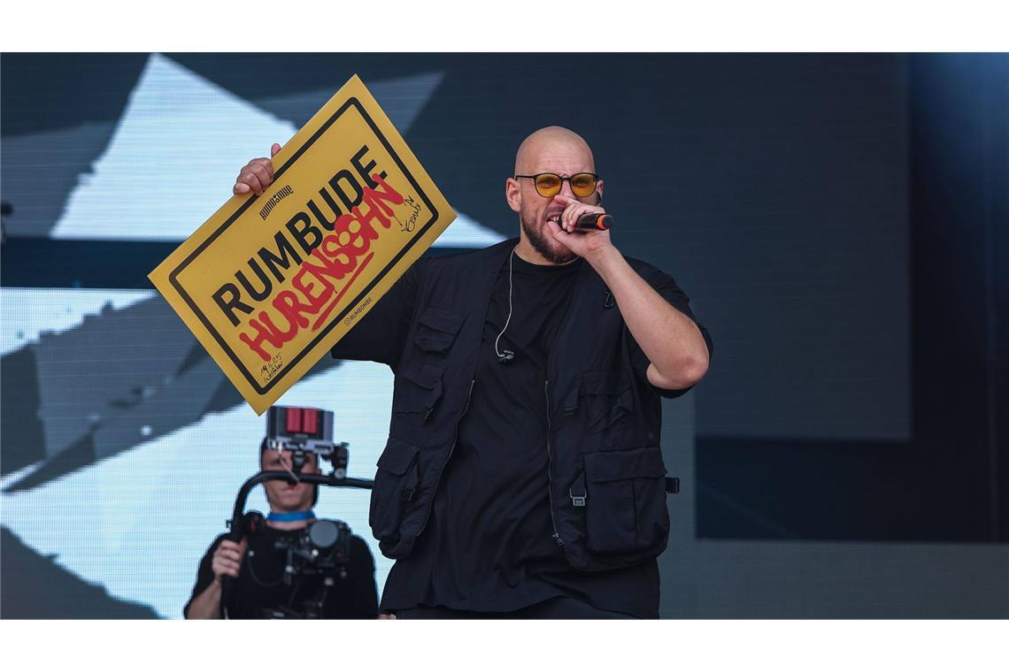 Warum Malle-Sänger Rumbombe mit seinem Party-Hit „Hurensohn“ aneckt Mit „Hurensohn“ hat Robin Maximilian Mayer alias Rumbombe seinen bisher größten Ballermann-Hit gelandet.