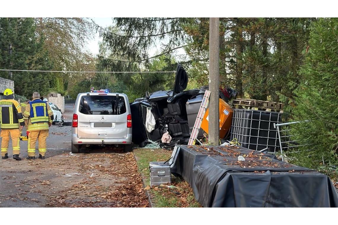 Mit hydraulischem Rettungsgerät mussten drei Personen nach einem Unfall in Albstadt-Tailfingen aus einem Fahrzeug befreit werden – eine Person verstarb noch vor Ort.