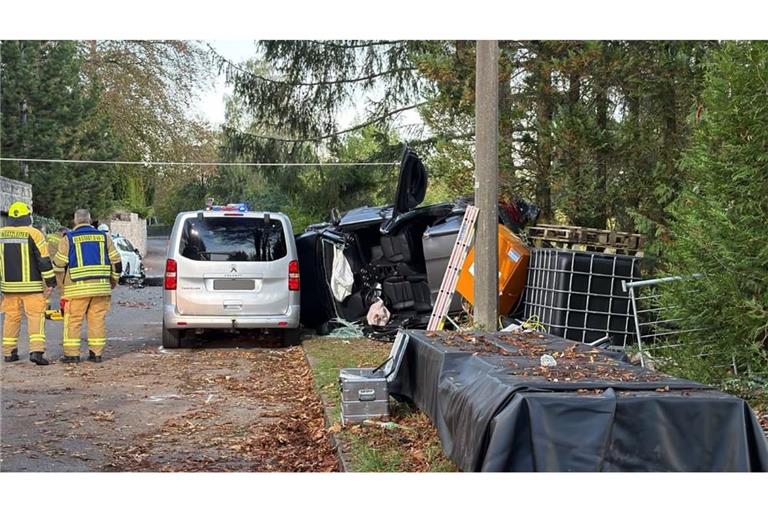 Mit hydraulischem Rettungsgerät mussten drei Personen nach einem Unfall in Albstadt-Tailfingen aus einem Fahrzeug befreit werden – eine Person verstarb noch vor Ort.