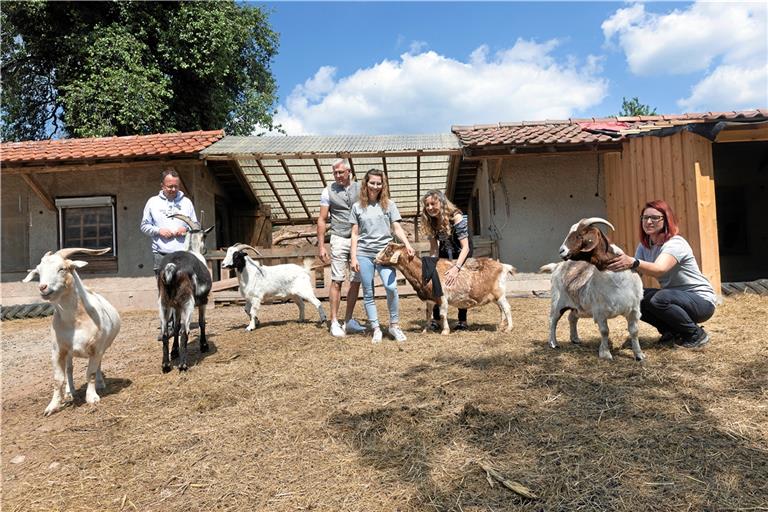 Mit ihnen geht es nun weiter im Förderverein Gnadenhof Murrquelle (von links): Schatzmeister Martin Hörger, Oliver Lamp, Tochter Lena Weber (Vorsitzende), Višnja Lamp (Besitzerin Heuhotel) und Sandra Scheer (stellvertretende Vorsitzende). Fotos: J. Fiedler