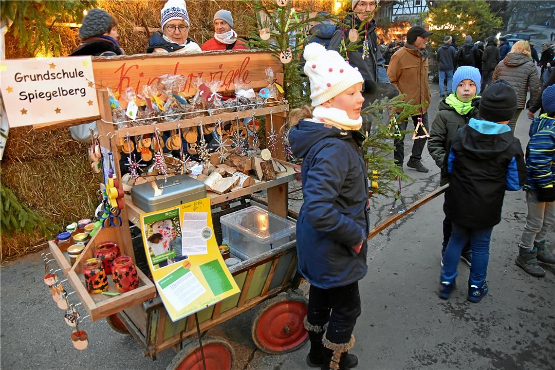 Mit ihrem Kinderwägele zogen Schülerinnen und Schüler der Grundschule Spiegelber...