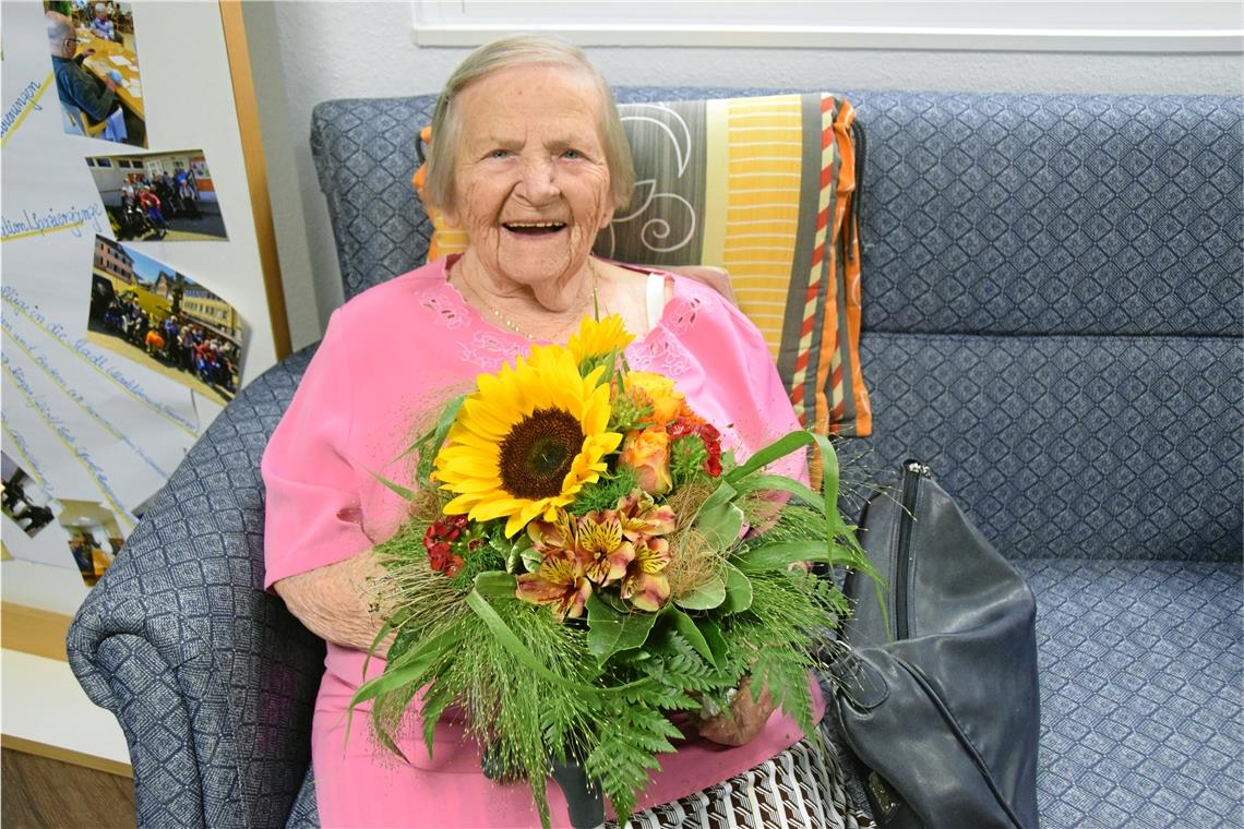 Mit ihren 100 Jahren ist Anni Erlenbusch geistig und körperlich noch bemerkenswert fit und selbstständig mobil, dazu noch humorvoll und auch schlagfertig. Foto: Elisabeth Klaper