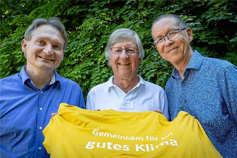 Mit ihren gelben T-Shirts tritt die Gruppe Klimaentscheid Backnang immer wieder in Erscheinung. Tobias Rehrl, Gerd Mühlnikel und Bertram Ribbeck (von links) finden die städtische Klimastrategie nicht ambitioniert genug. Foto: Alexander Becher