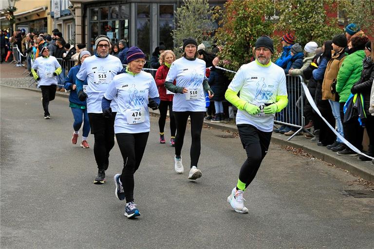 Mit ihren weißen Shirts sind die Frauen und Männer von Laufend BKZ beim Backnanger Silvesterlauf nicht zu übersehen. Foto: Alexander Becher