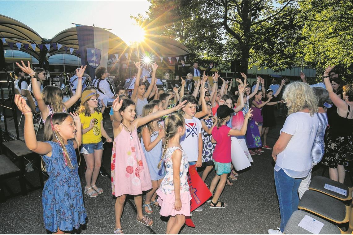 Innovative Einrichtungen im Ort Mit ihrer Vorstellung brachte die Französisch-AG der Grundschulen Bewegung in den Weissacher Sommerempfang. Fotos: A. Becher
